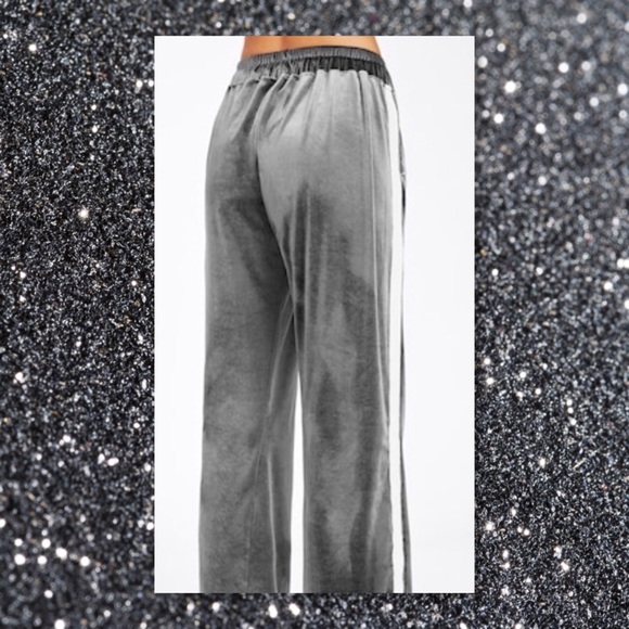 JUST IN🆕 New Velvet Cropped Jogger Pants OS - Picture 2 of 4